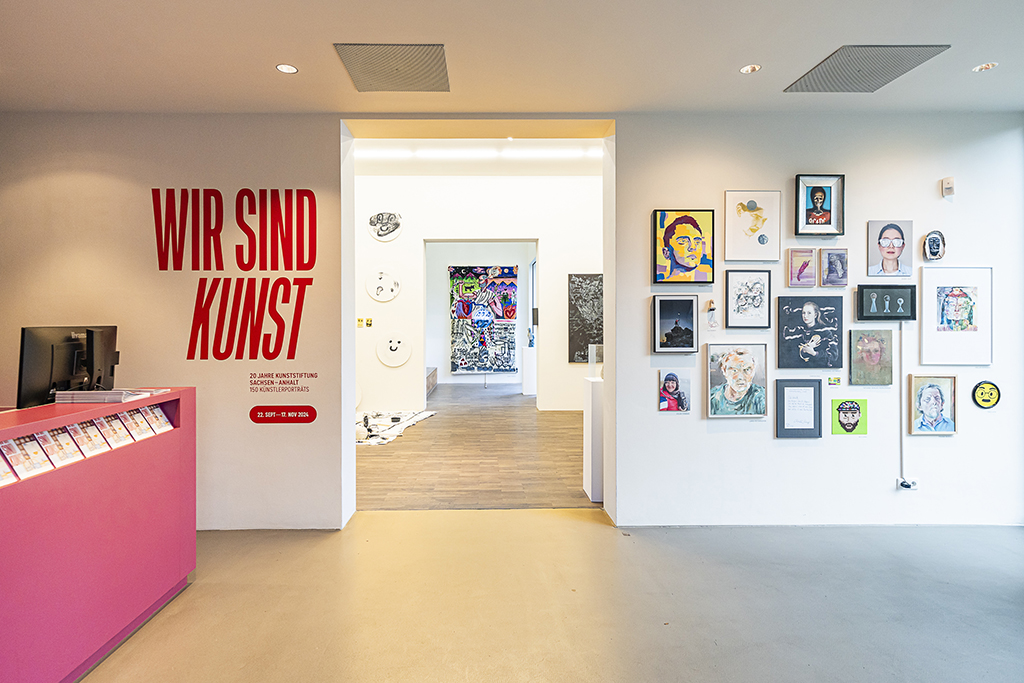 Ausstellungsansicht von WIR SIND KUNST, Kunststiftung des Landes Sachsen-Anhalt, 2024 Foto: Matthias Ritzmann für die Kunststiftung Sachsen-Anhalt