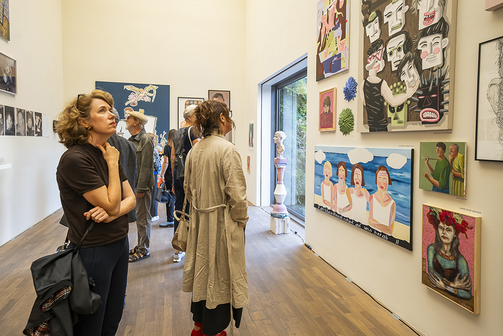 Ausstellungsansicht von WIR SIND KUNST, Kunststiftung des Landes Sachsen-Anhalt, 2024 Foto: Matthias Ritzmann für die Kunststiftung Sachsen-Anhalt