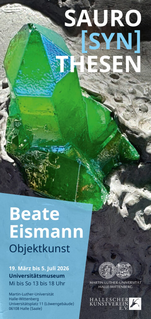 Deckblatt des Ausstellungsflyers „SAURO[SYN]THESEN – Objektkunst von Beate Eismann“ / Gestaltung: Schubert & Schaller